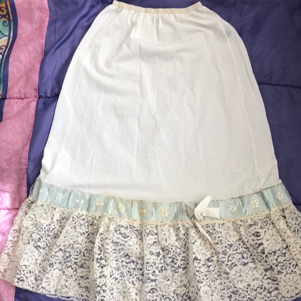 Beautiful vintage half slip - small